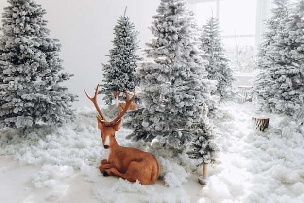 Zona de fotos de Año Nuevo con nieve cerca de un café panadería Decoración de Navidad juguetes Árboles de Navidad banco guirnalda bombillas incandescentes imagen de ambiente festivo para postal