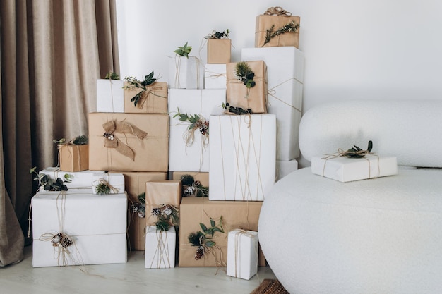 Zona de fotos de Año Nuevo con nieve cerca de un café panadería Decoración de Navidad juguetes Árboles de Navidad banco guirnalda bombillas incandescentes imagen de ambiente festivo para postal