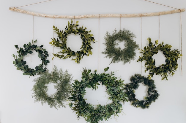 Zona de fotos de Año Nuevo con nieve cerca de un café panadería Decoración de Navidad juguetes Árboles de Navidad banco guirnalda bombillas incandescentes imagen de ambiente festivo para postal