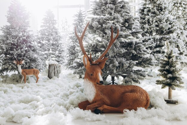 Zona de fotos de Año Nuevo con nieve cerca de un café panadería Decoración de Navidad juguetes Árboles de Navidad banco guirnalda bombillas incandescentes imagen de ambiente festivo para postal