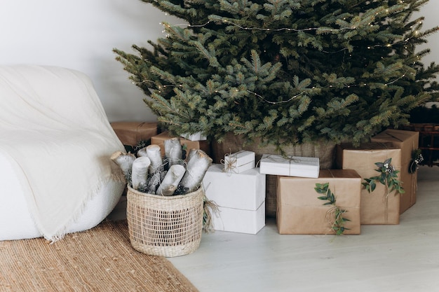 Zona de fotos de Año Nuevo con nieve cerca de un café panadería Decoración de Navidad juguetes Árboles de Navidad banco guirnalda bombillas incandescentes imagen de ambiente festivo para postal