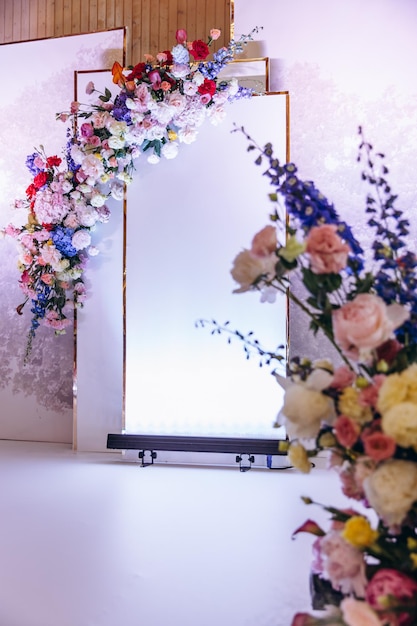 Foto zona de fotos de bodas decorada con flores naturales