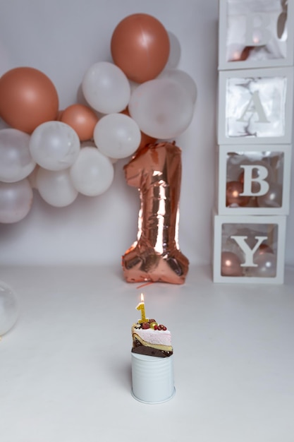 zona de fotos de la fiesta infantil para el primer cumpleaños de papel de aluminio globo pedazo de pastel en primer plano
