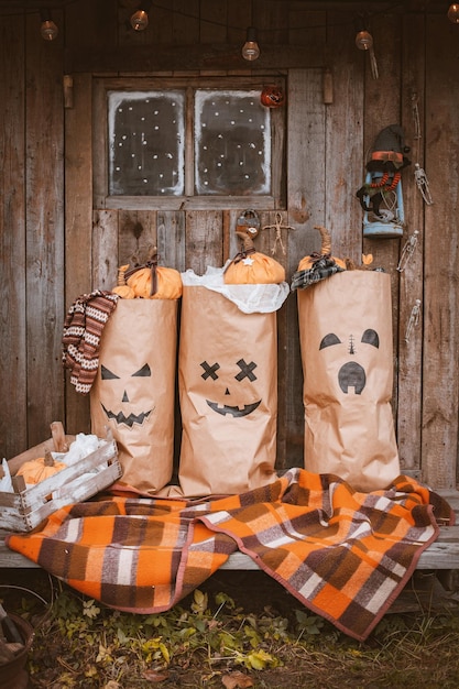 Zona de fotos para Halloween con parafernalia festiva hecha a mano Bolsas de papel Kraft pintadas con decoraciones de monstruos con mueca de calabaza Jack para Halloween