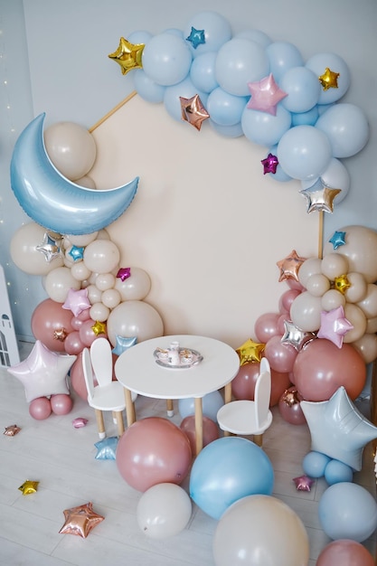 Zona de fotos infantil con muchos globos.