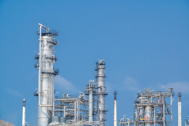 Foto zona industrial, el equipo de refinación de petróleo, primer plano de oleoductos industriales de una planta de refinería de petróleo, detalle de oleoducto con válvulas en una gran refinería de petróleo.