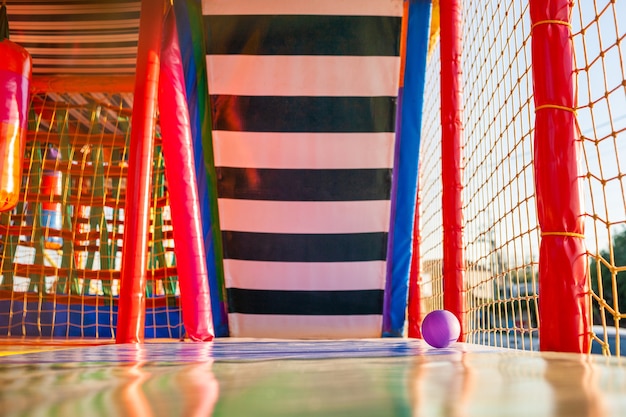 Zona de juegos al aire libre con colchonetas de colores