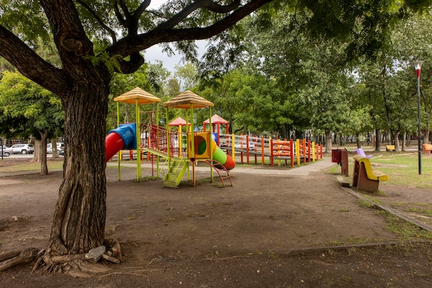 Zona de juegos en la ciudad con estructura de juego en un día nublado y sin gente