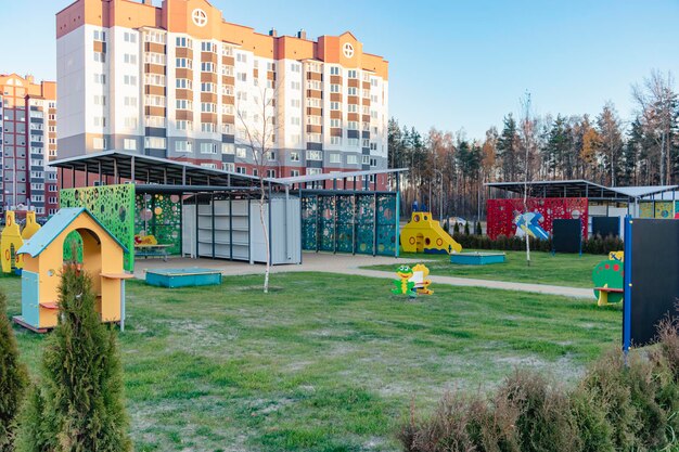 Zona de juegos para niños en un jardín de infantes o un parque Luminoso y moderno equipo de juegos al aire libre para niños