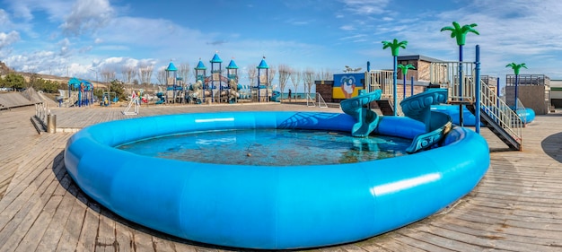 Zona de juegos en la playa de Fontanka en Odessa Ucrania