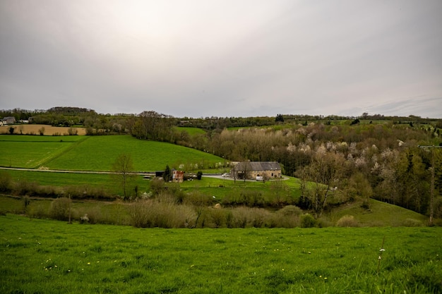 Zona montañosa rural en Francia Prados verdes y casa rural