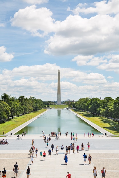 Zona de monumentos con turistas caminando en Washington con el obelisco al fondo