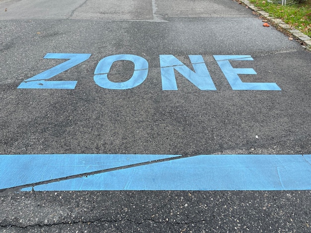 Zona de palabras pintada con pintura azul en las señales de tráfico