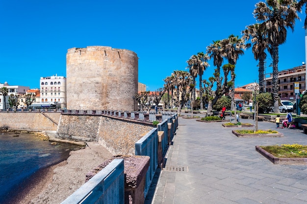 Zona peatonal en las murallas de Alghero Cerdeña