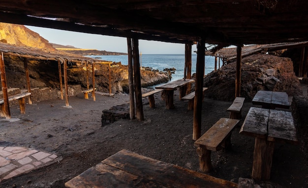 Zona recreativa de barbacoas al atardecer en la playa de Tacoron en El Hierro Islas Canarias