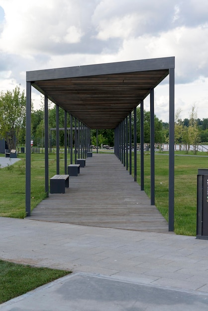 Zona de recreo con marquesina y bancos