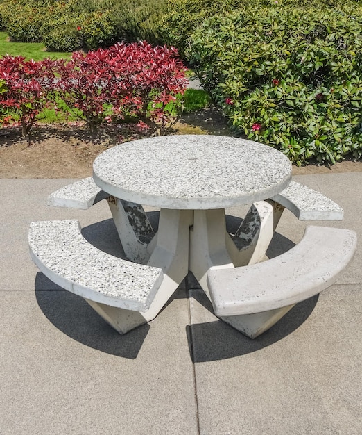 Zona de recreo con mesa de picnic sobre base de hormigón en un parque