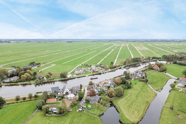 Zona residencial en campo junto al río