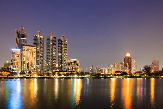 Zona residencial moderna en el crepúsculo en Bangkok Tailandia