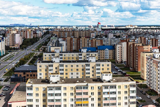 Zona residencial moderna de varios pisos. Préstamos hipotecarios para una familia joven. Bielorrusia. Soligorsk.