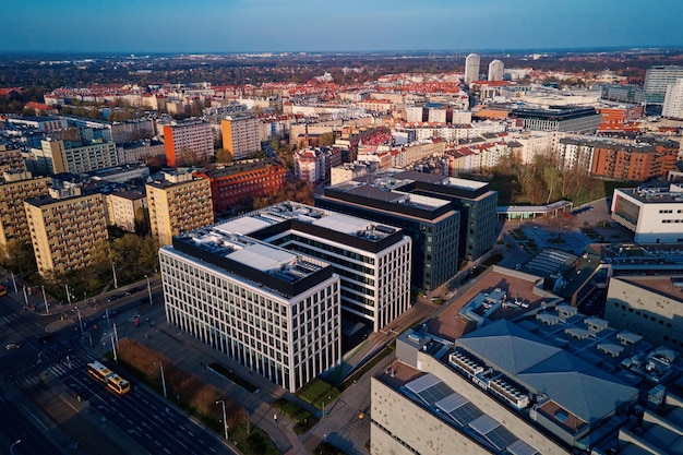 Zona residencial moderna en la vista aérea de la ciudad de Europa Paisaje urbano del barrio de Wroclaw Polonia