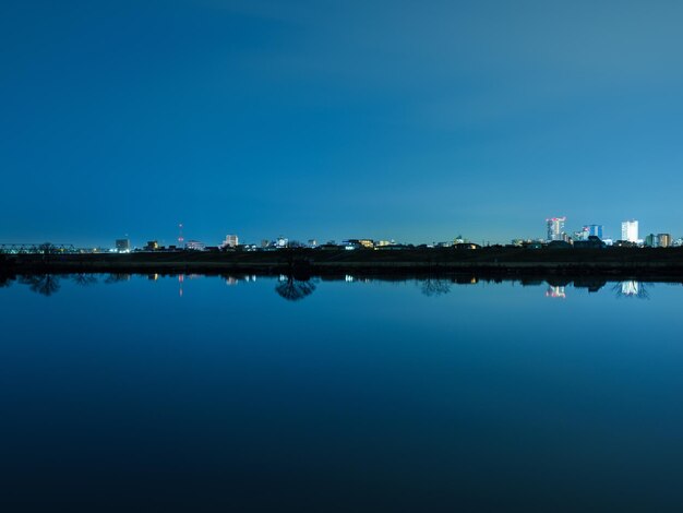 Una zona residencial por la noche y el reflejo de aguas tranquilas