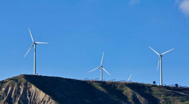 Zona rural da Sicília perto de Agrigento Aeolic turbinas de energia