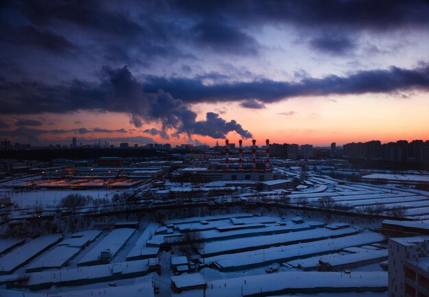 Zona urbana de inverno nos subúrbios de Moscou ao fundo