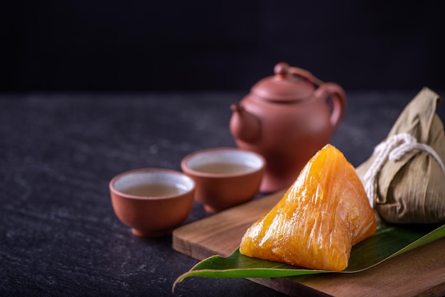 Foto zongzi de arroz alcalino comida tradicional china dulce de cristal en un plato para comer para el barco dragón concepto de celebración del festival duanwu de cerca