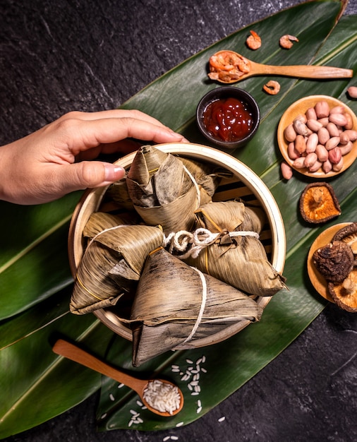 Zongzi, deliciosas albóndigas de arroz al vapor calientes frescas en vaporera. famosa comida asiática sabrosa en dragon boat duanwu festival