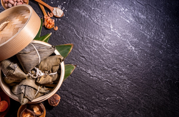 Zongzi köstliche gedämpfte Reisknödel im Dampfgarer im schwarzen Tisch