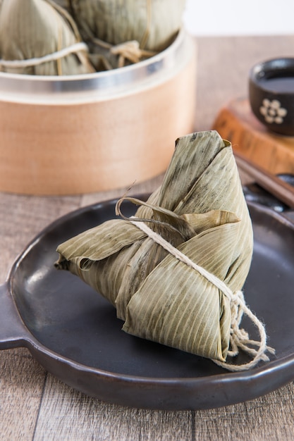 Zongzi o bola de masa de arroz en Dragon Boat Festival, comida tradicional asiática