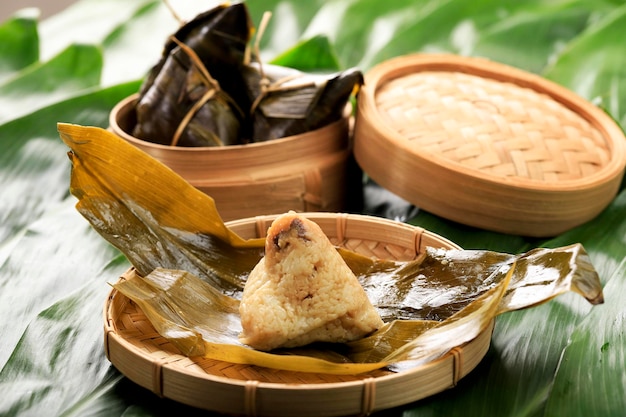 Zongzi oder bakcang chinesische salzige klebrige Reisknödel aus Bambus