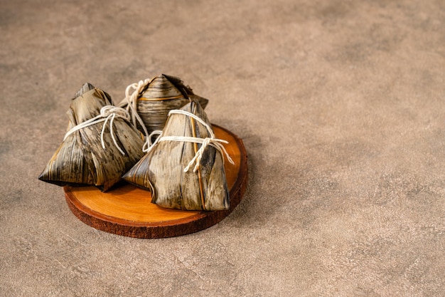 Zongzi oder Bakcang ist ein traditionelles chinesisches Reisgericht aus Klebreis