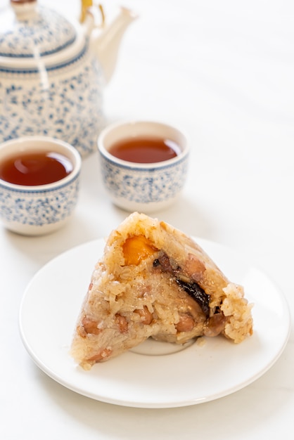 Zongzi oder traditionelle chinesische Klebreisknödel