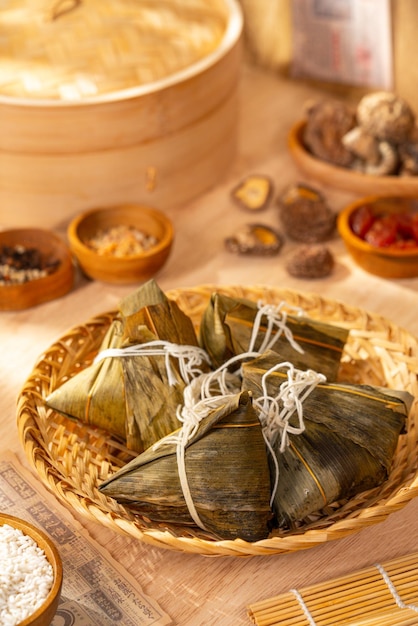 Zongzi ou Bakcang é um prato de arroz tradicional chinês feito de arroz glutinoso recheado