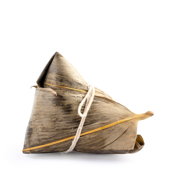 Zongzi, Reisknödel - Designkonzept des berühmten Essens im duanwu Drachenbootfest, Nahaufnahme, Beschneidungspfad, ausgeschnitten, lokalisiert auf weißem Hintergrund