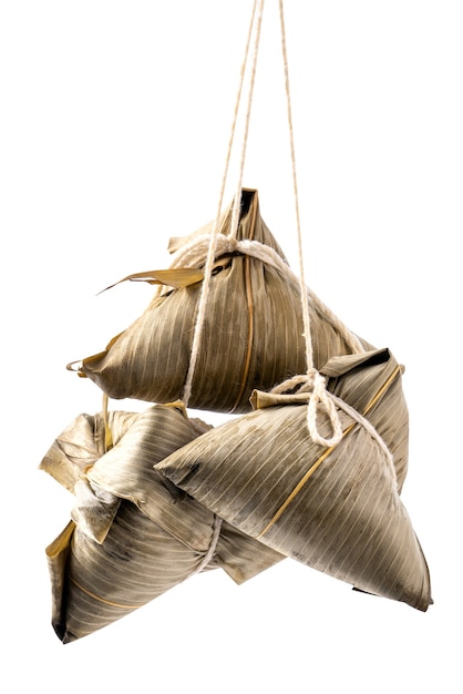 Zongzi, Reisknödel - Designkonzept des berühmten Essens im duanwu Drachenbootfest, Nahaufnahme, Beschneidungspfad, ausgeschnitten, lokalisiert auf weißem Hintergrund