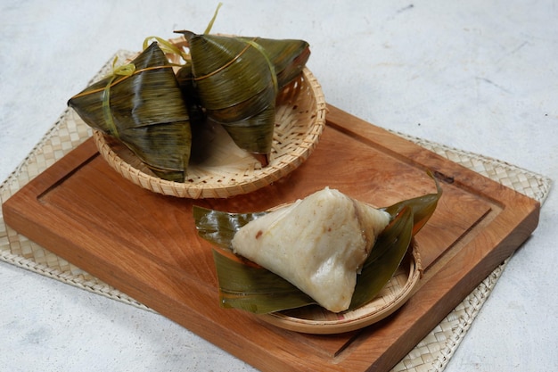 zongziBakcang ou BacangBolinhos de arroz pegajoso salgados chineses Comida Tradicional Chinesa