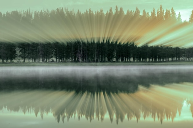 Foto zoom-burst-kunst des yellowstone-sees am morgen mit nebel