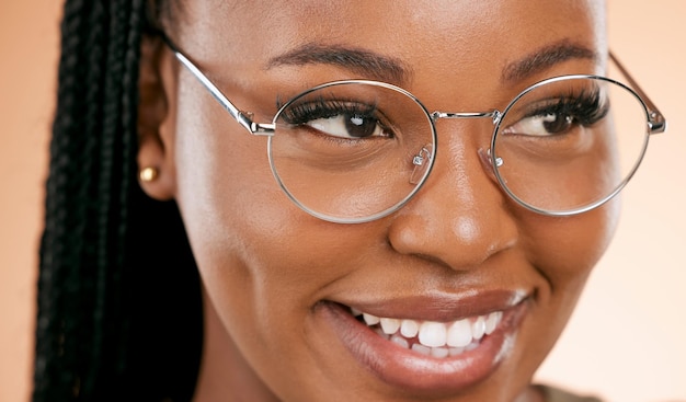 Zoom de cara de mujer negra y sonrisa con gafas de visión y lentes recetados aislados en el fondo del estudio Cuidado de los ojos y atención médica para ojos niña feliz con marco de moda y optometría