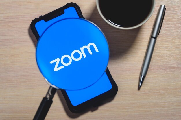 Zoom do logotipo do aplicativo na tela do smartphone