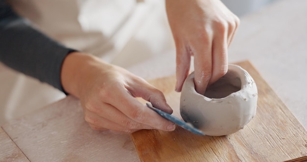 Zoom kreativer Tontöpferhände mit Keramikform-Workshop für Kunstbildhauerei oder Fertigungsdesign-Klasse Lernstart oder Arbeiten mit Keramik oder Handwerk im Studio oder Kleinunternehmen