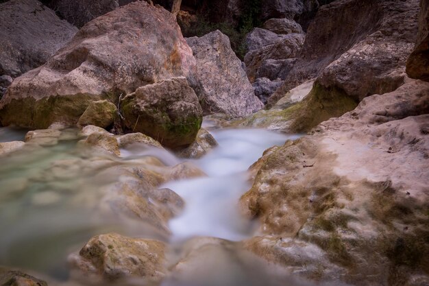 Zoom piedras agua sedosa y vista de las pasarelas de alquezar huesca españa