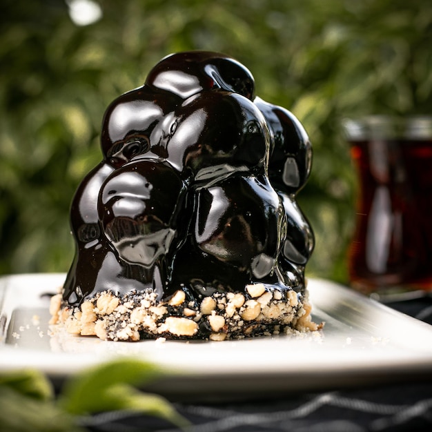 Zoom de top profitero con chocolate en plato blanco