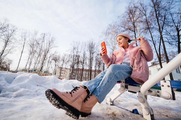 Zoomer-Mädchen verwendet Smartphone-Selfie-Frühlingssonntag