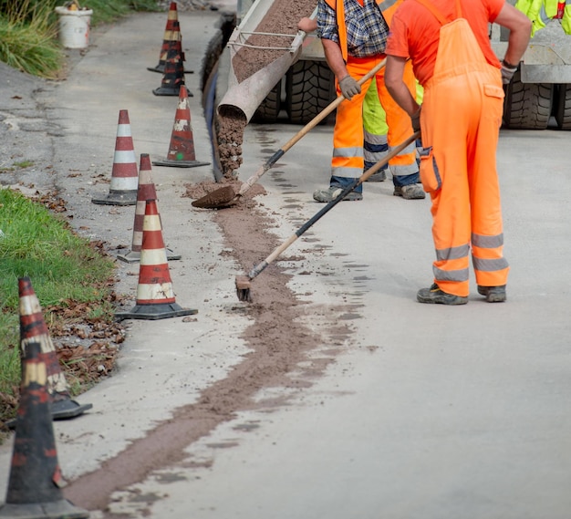 Zorzone Bergamo Itália 23 de setembro de 2020 Trabalhadores trabalhando para enterrar os cabos da rede ultrarrápida