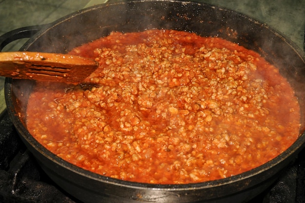 Zu den Nudeln eine Bolognese-Sauce kochen