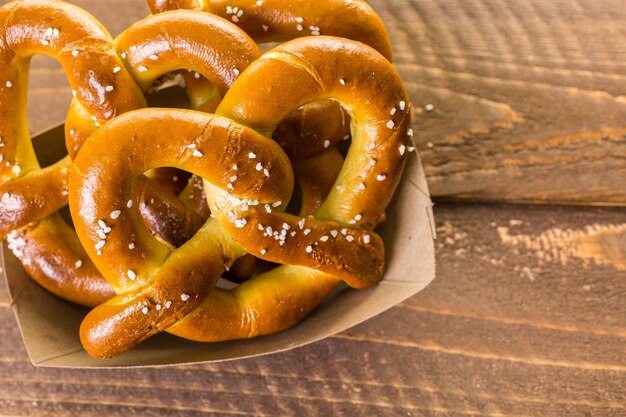 Zu den traditionellen Snacks am Spieltag gehörten Corndogs und gesalzene Erdnüsse auf einem Holzbrett.