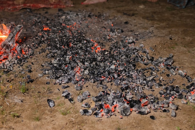 Zu Fuß auf der brennenden Asche Nahaufnahme Seitenansicht